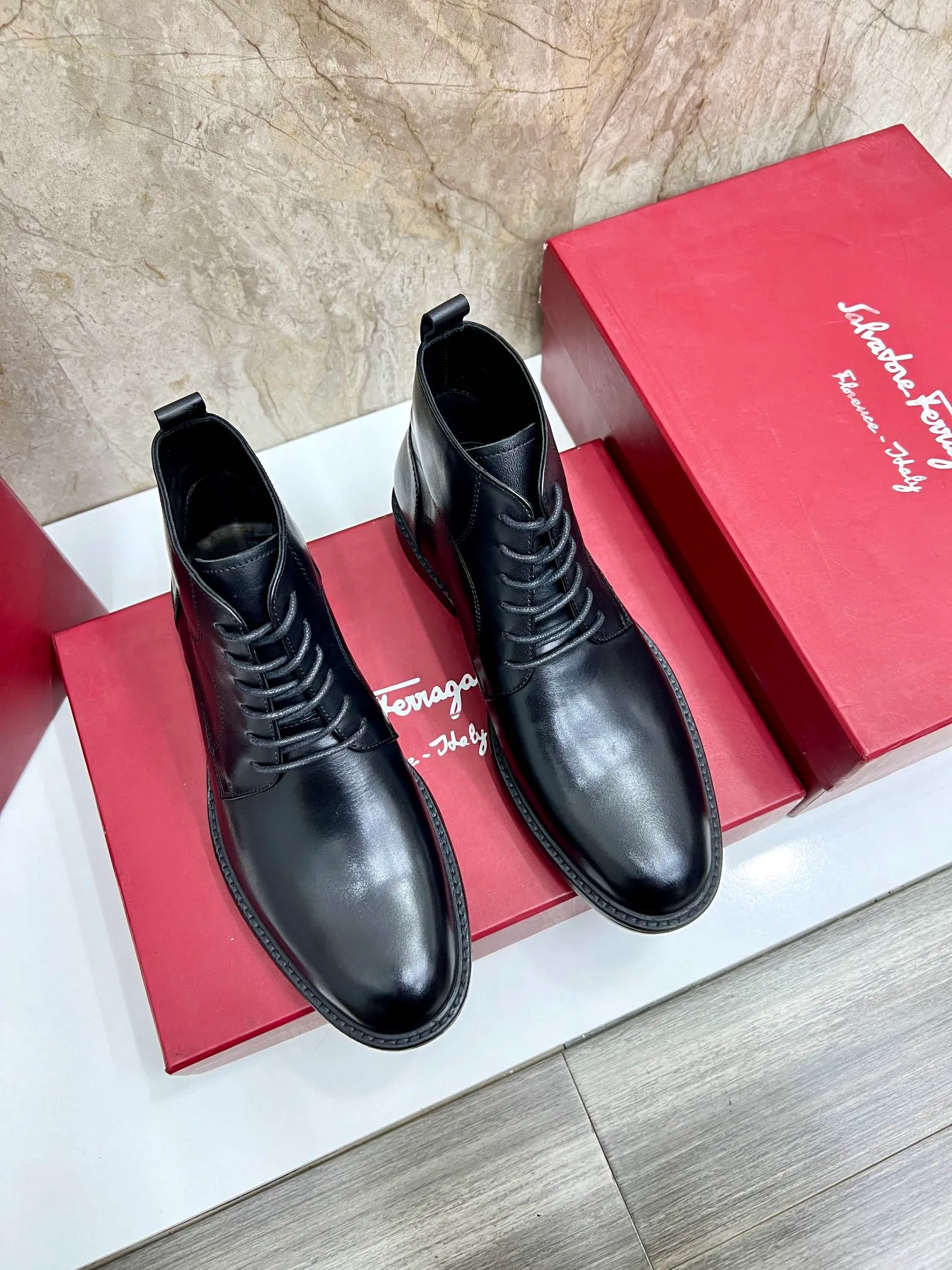 Original order quality: Men's shoes 💰700 Brand: Ferragamo (Ferragamo) One size larger: Men's size 38-44 (45 customized) Grade: Same style as the official website High-end men's shoes Material: Original cowhide, cowhide lining, original outsole Style category: Chelsea men's boots Fashion trend Color: Actual picture